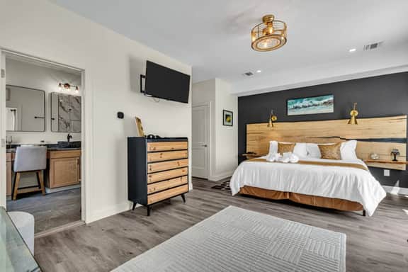 212 Sheridan - Image 2